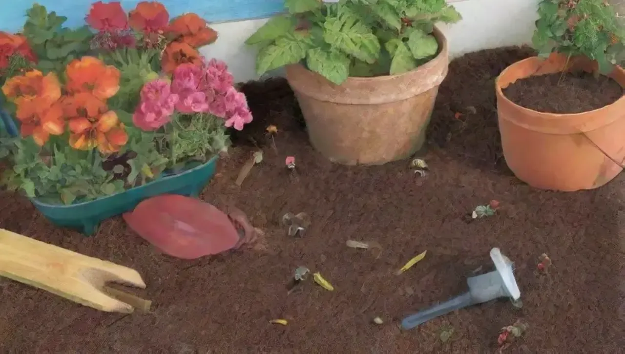 Un jardín vibrante y fértil, lleno de compost rico, plantas verdes y vida