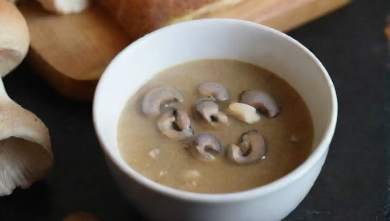 Pasos para la preparación de la sopa de hongos de Deliciosa y fácil receta para hacer sopa de hongos en casa