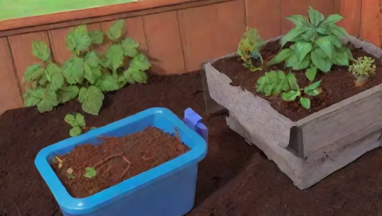 Un jardín vibrante con compostaje, tierra rica y plantas florecientes