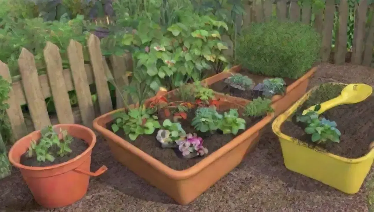 Un jardín vibrante y lleno de vida con plantas, flores, herramientas y aromas naturales