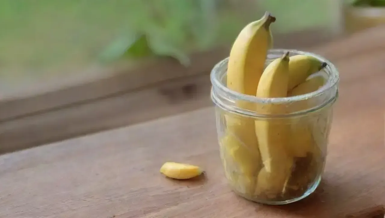 Un alegre escenario de cocina con cáscaras de plátano amarillas, luz del sol y plantas verdes