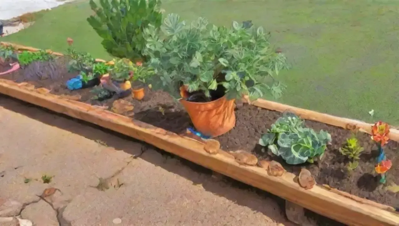 Un jardín vibrante con herramientas de injerto y plantas florecientes bajo un cielo azul