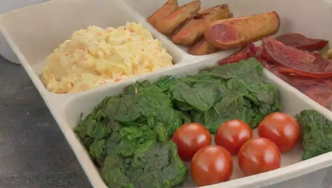 Una cocina vibrante con vegetales frescos y restos de comida, simbolizando el ciclo de la vida y la decadencia