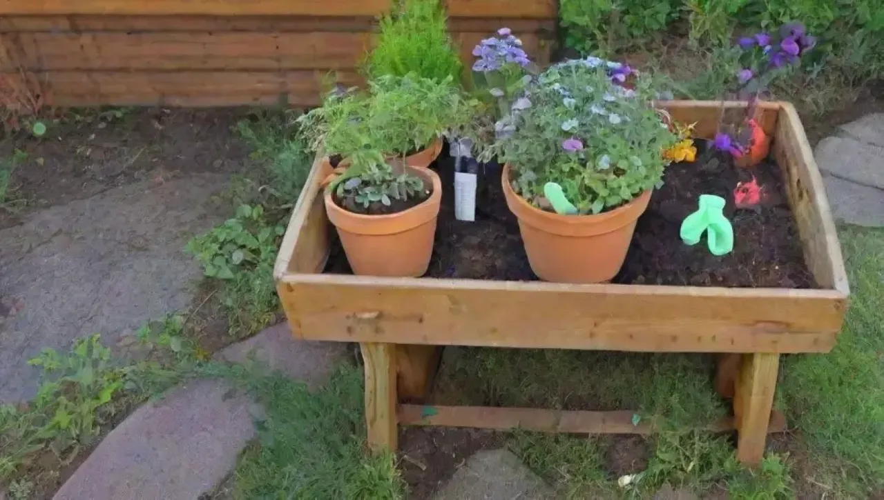 Un jardín vibrante y aromático lleno de hierbas frescas y flores