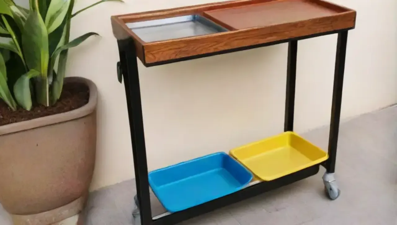 Mobiliario ergonómico y estético con materiales duraderos y funcionales en un ambiente inspirador