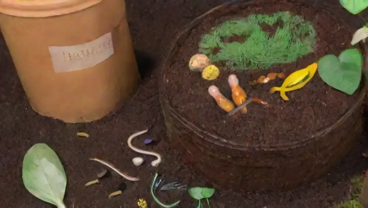 Un compost vibrante y lleno de vida, con hojas, tierra, hongos y luz solar
