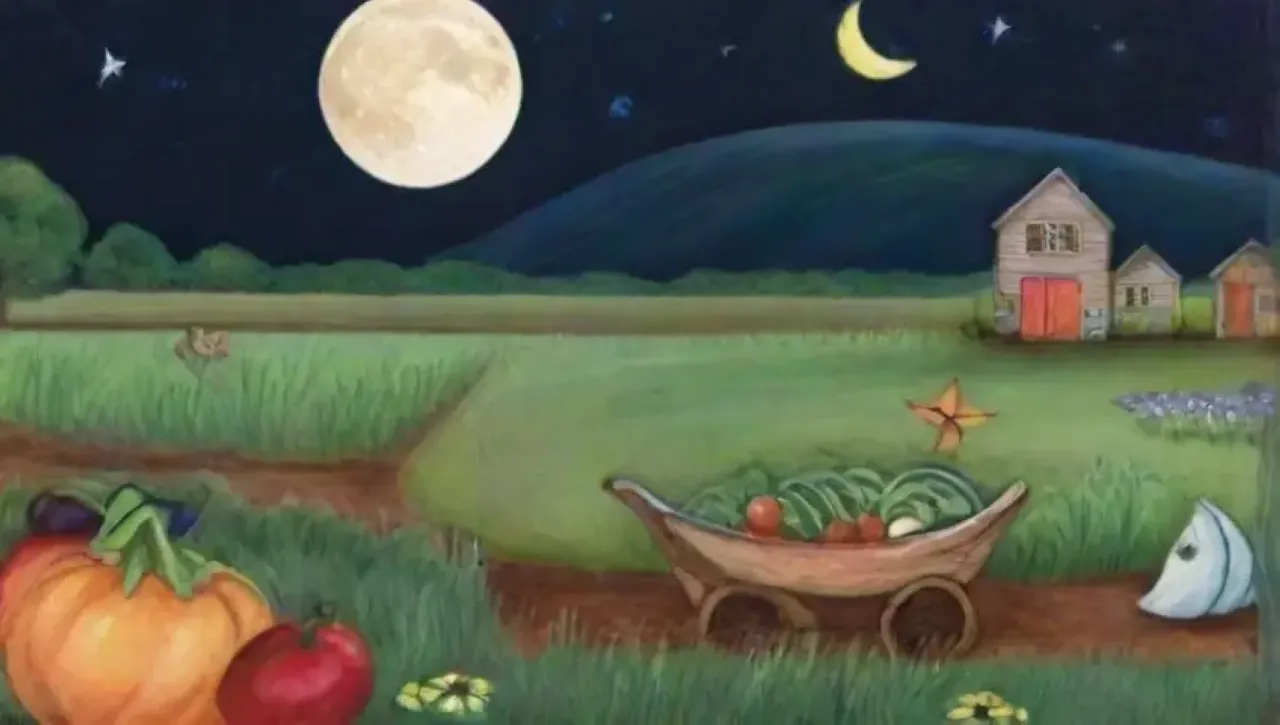 Una noche serena con luna llena ilumina un campo verde donde crecen cultivos y se respira la sabiduría de la naturaleza