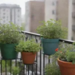Balcones urbanos con plantas verdes y diseño sostenible
