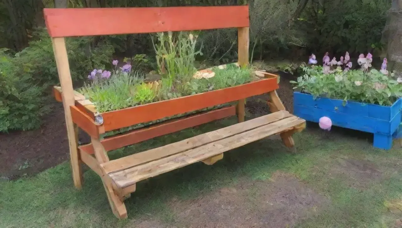 Un jardín rústico con palets de madera, flores, herramientas, mariposas y un ambiente acogedor