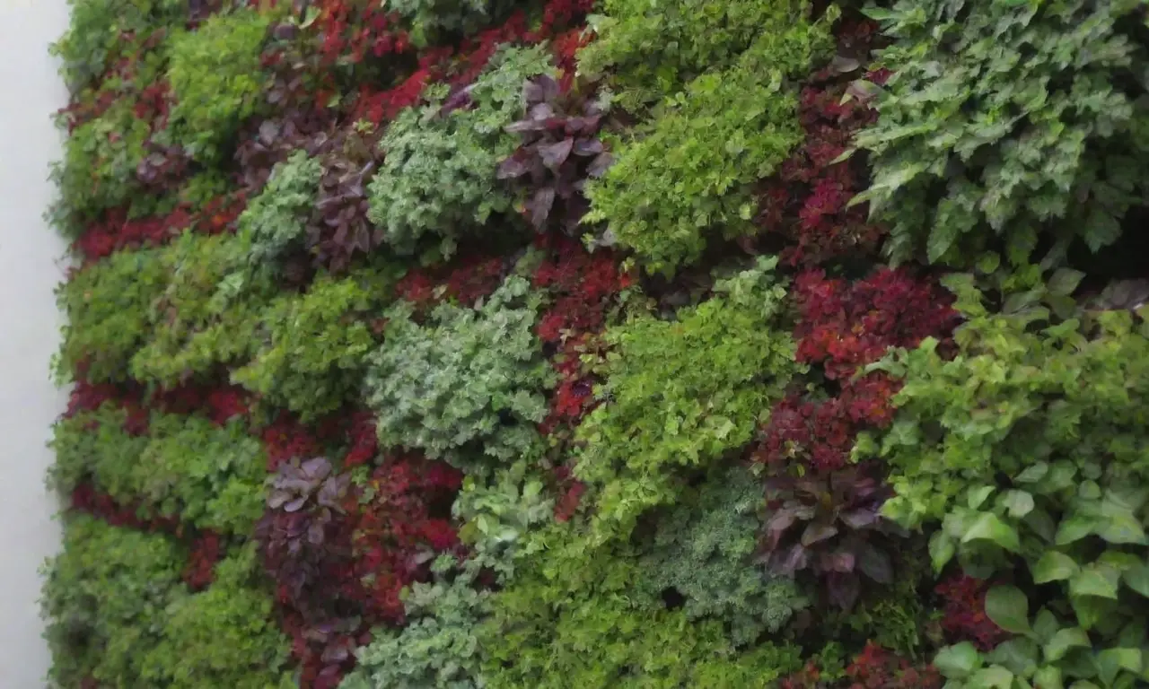Jardines verticales que optimizan el espacio con soluciones prácticas y vegetación abundante