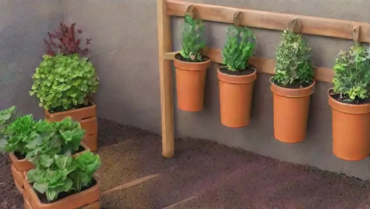 Un jardín vertical vibrante y productivo en un oasis urbano