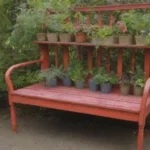 Muebles reciclados crean un jardín urbano sostenible y vibrante