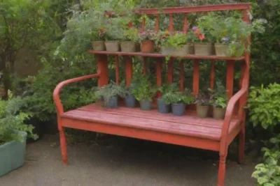 Muebles reciclados crean un jardín urbano sostenible y vibrante