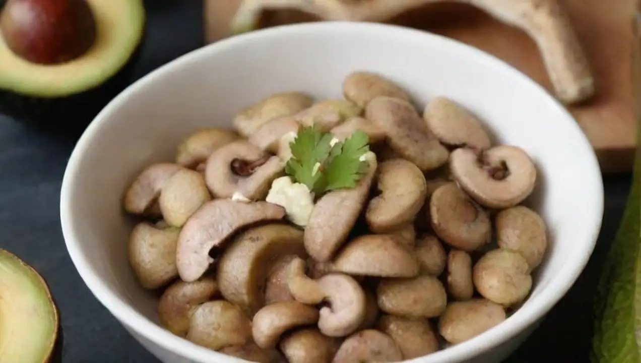Preparación del ceviche vegano de hongos y aguacate de Ceviche vegano de hongos y aguacate: receta fresca y deliciosa