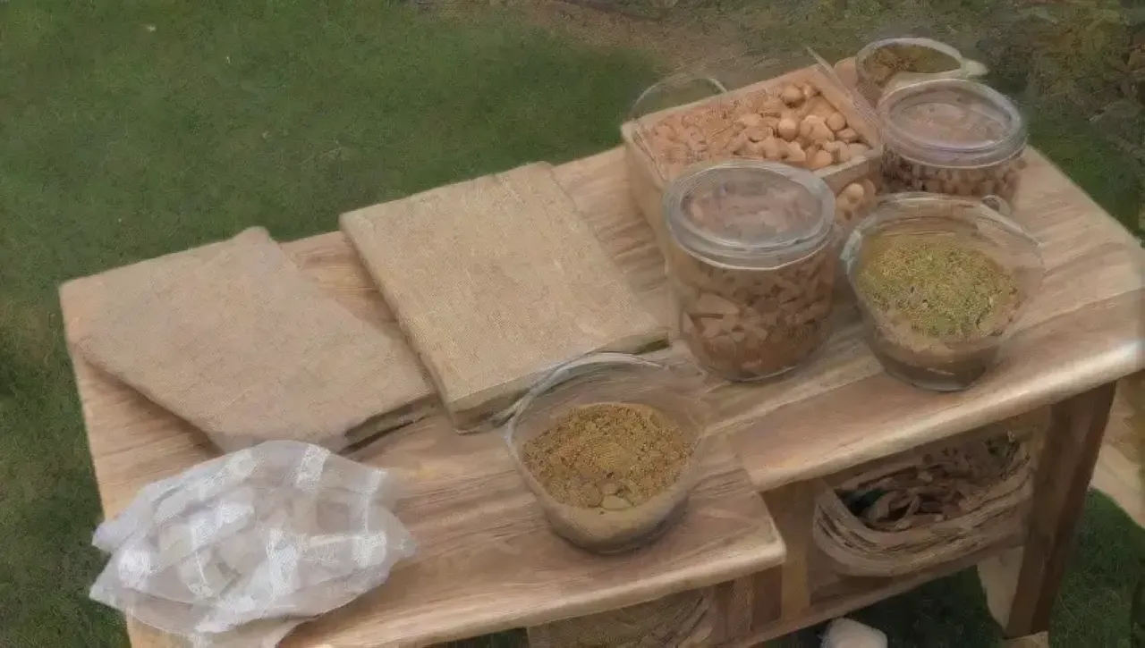 Una mesa rústica de madera con nueces y un ambiente acogedor