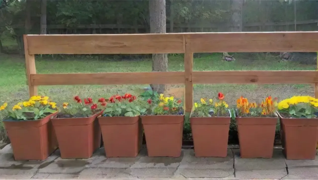 Un jardín vibrante y productivo lleno de frutas, flores y vida