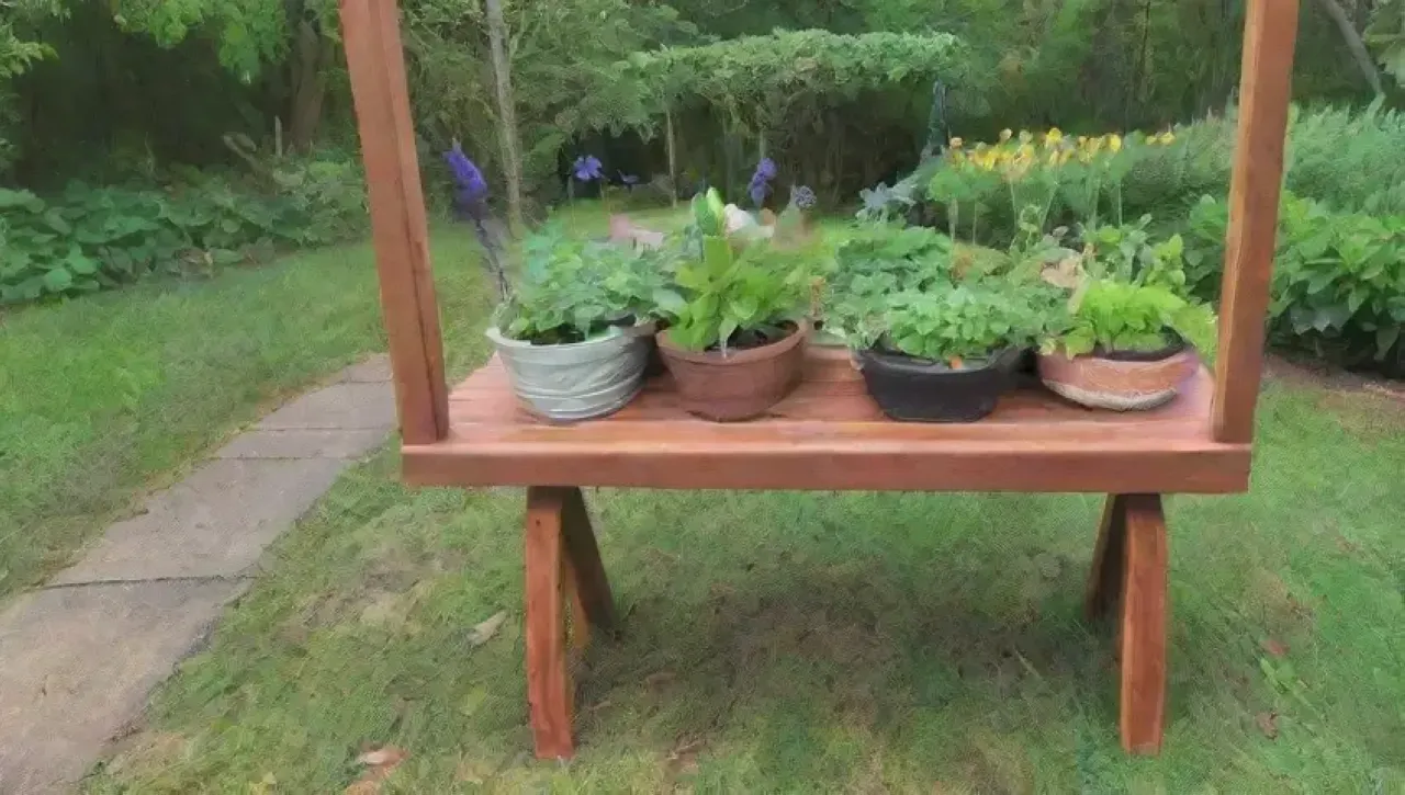 Un jardín vibrante lleno de plantas, flores, herramientas y vida