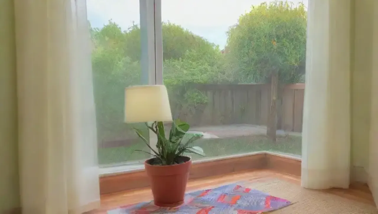 Una habitación serena con paredes pastel, luz suave, plantas verdes, y un ambiente equilibrado