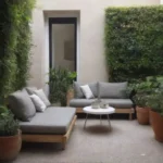 Terrazas pequeñas y jardines urbanos con plantas minimalistas en espacios acogedores y colores vibrantes