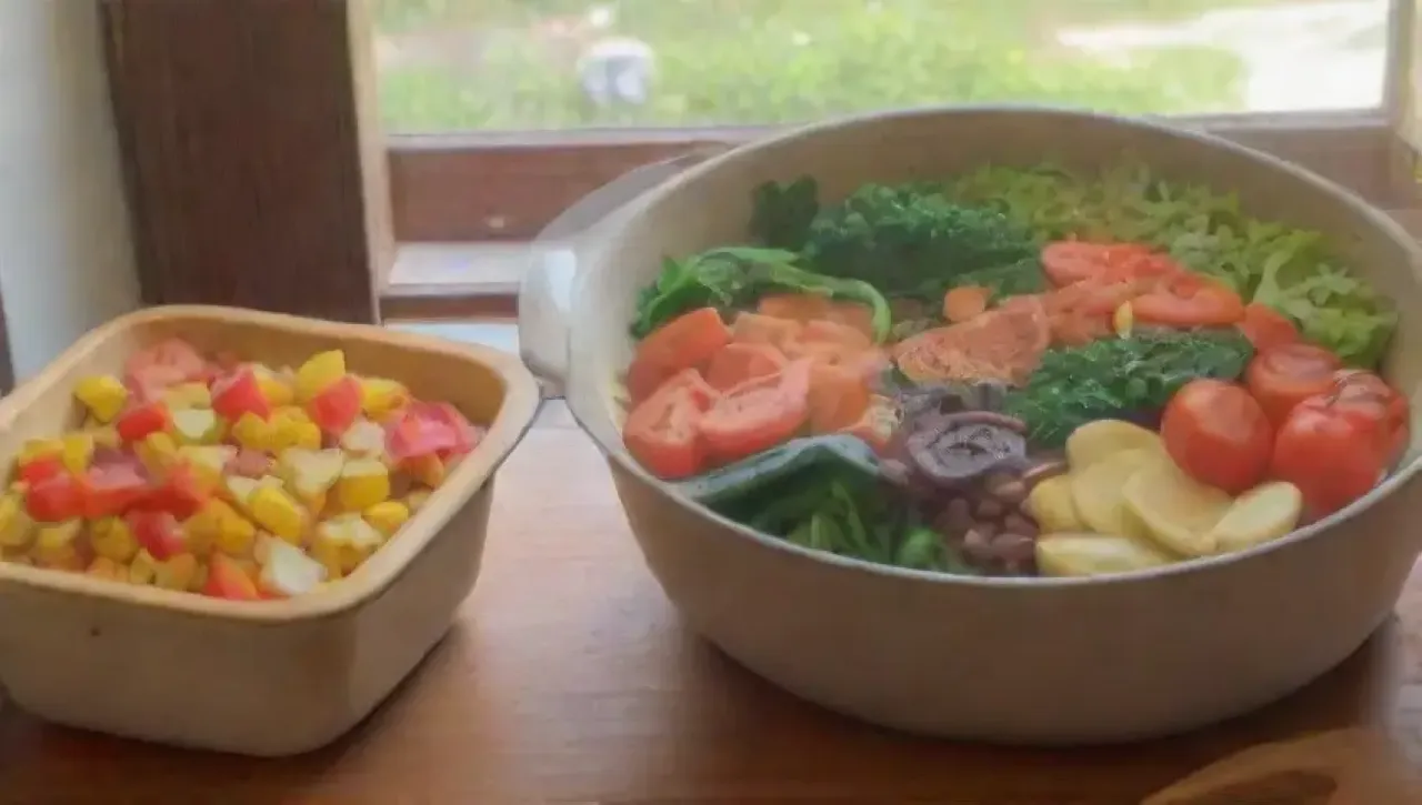 Una cocina acogedora llena de legumbres, verduras frescas y una familia disfrutando de una comida juntos