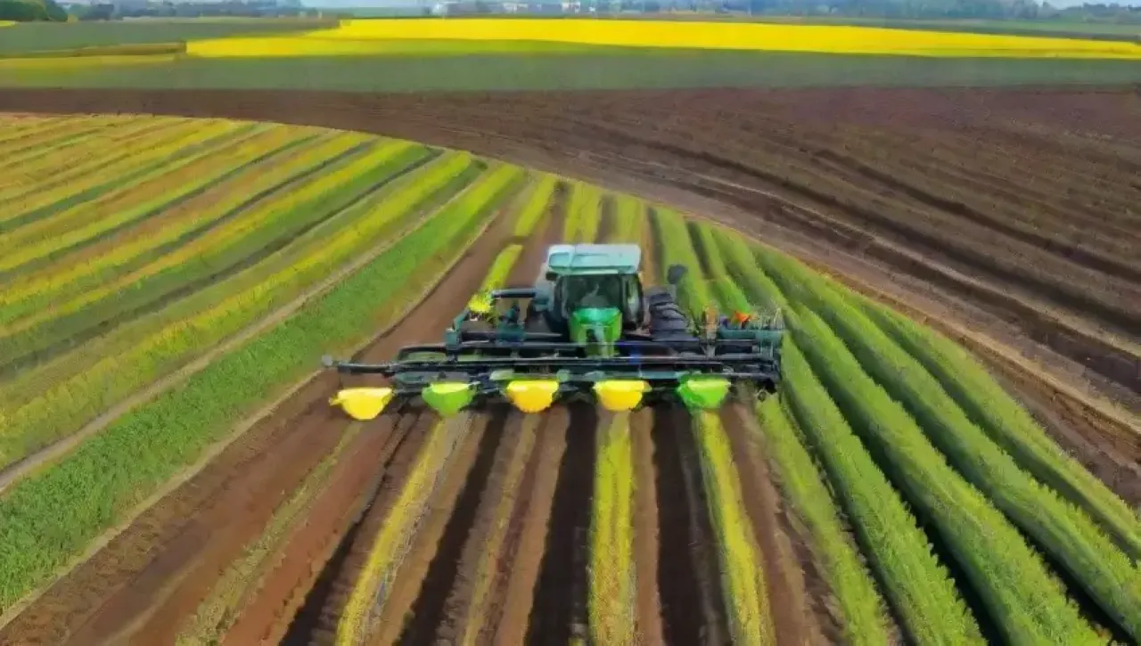 Campos verdes con tecnología agrícola avanzada y naturaleza en armonía