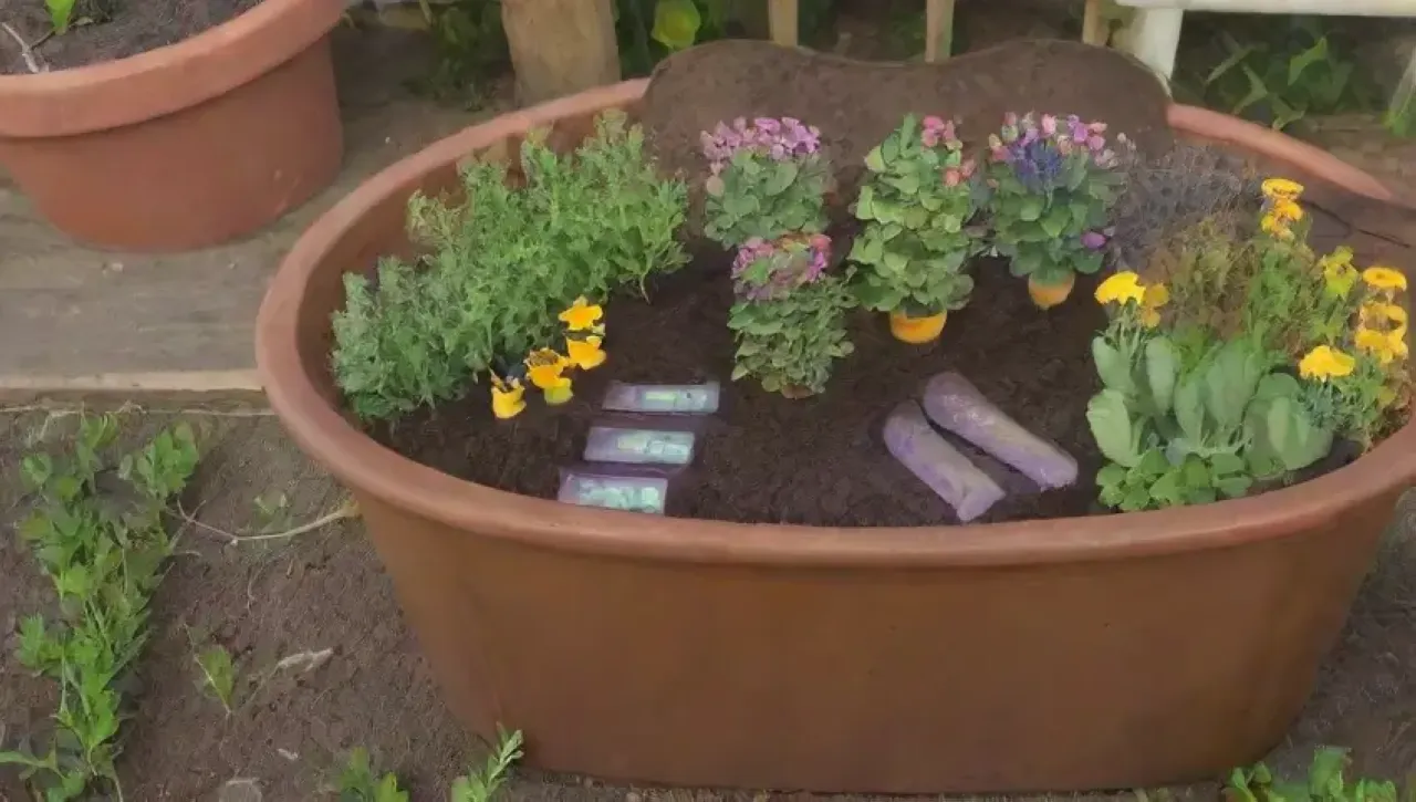 Un jardín vibrante y lleno de vida con hierbas frescas y compost rico