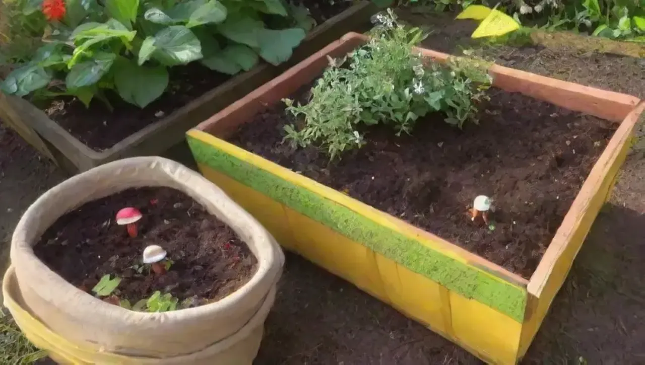 Un jardín sereno lleno de hojas verdes, compost marrón, flores blancas y herramientas vibrantes