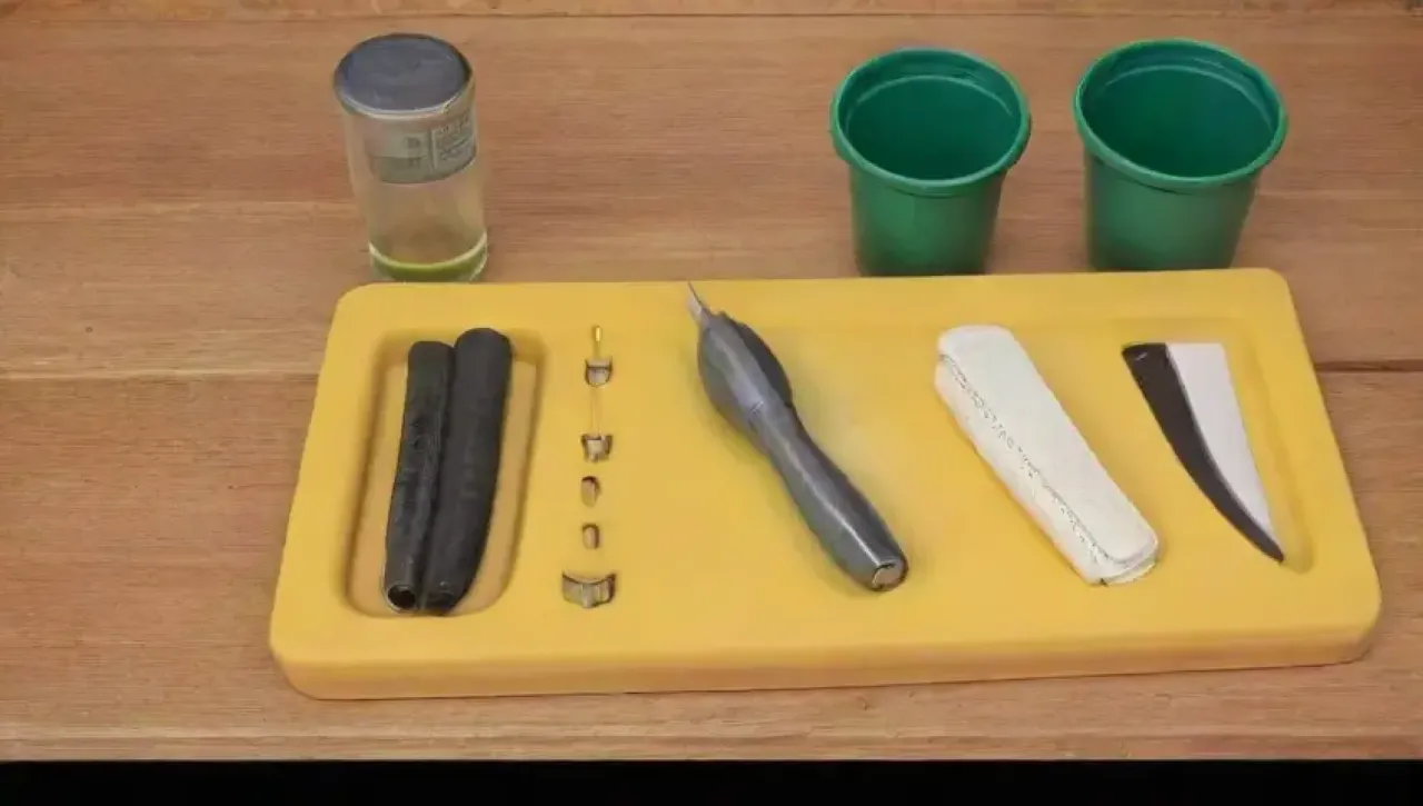 Un espacio de trabajo limpio y ordenado con herramientas de injerto brillantes y listas para usar