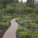 Jardines urbanos sostenibles y coloridos con biodiversidad y prácticas ecológicas