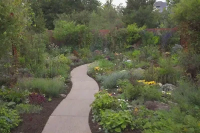 Jardines urbanos sostenibles y coloridos con biodiversidad y prácticas ecológicas