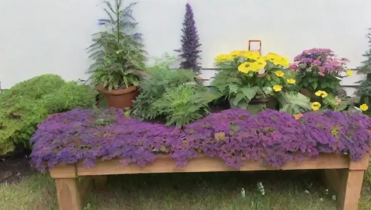 Un jardín vibrante y lleno de vida con flores, insectos, herramientas y un ambiente acogedor