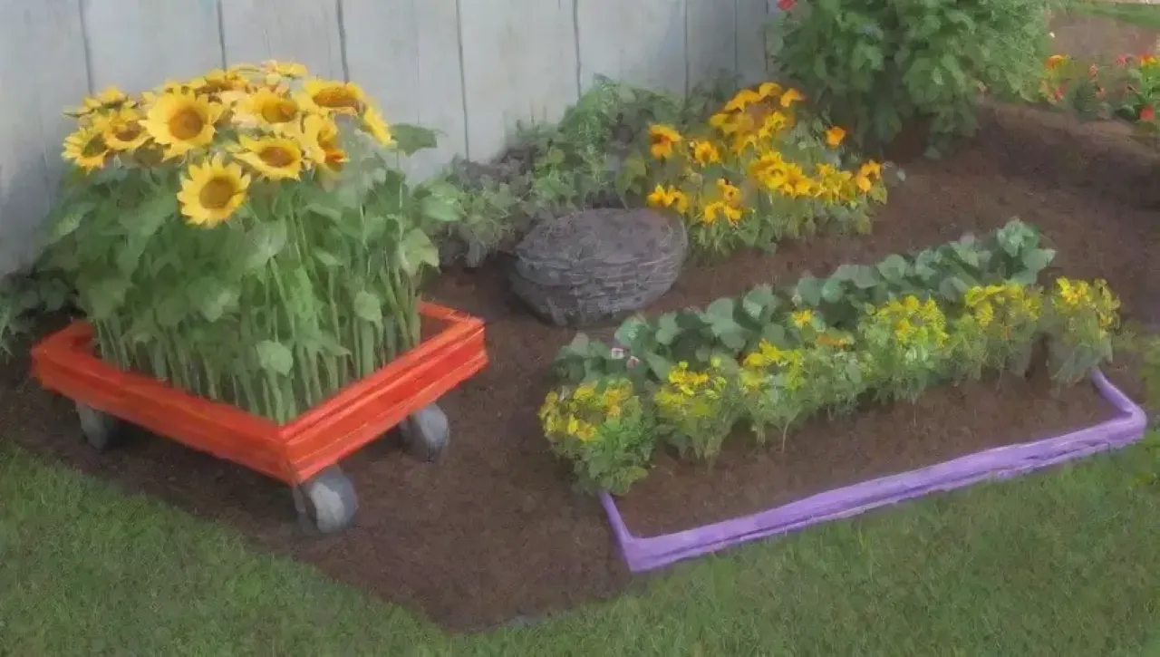 Un jardín vibrante con verduras coloridas, herramientas rústicas y flores alegres