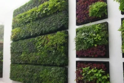 Jardines verticales modernos y sostenibles con riego eficiente