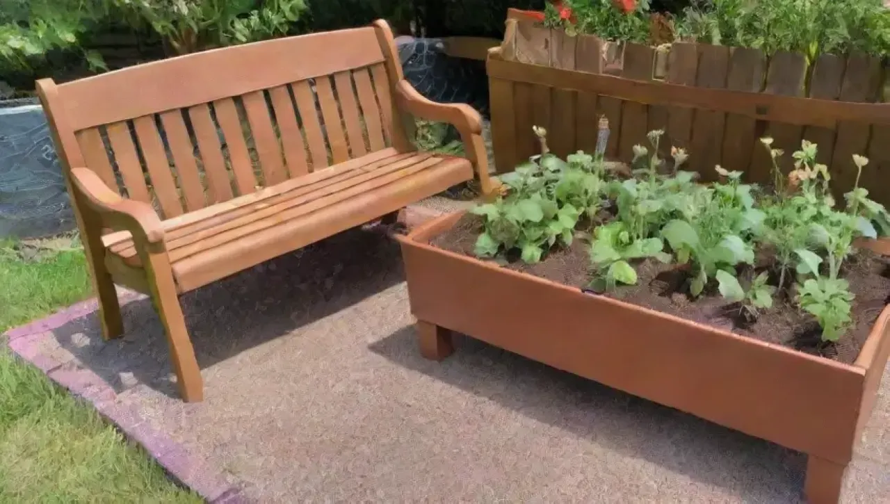 Un jardín vibrante y productivo lleno de vida, risas y cosechas compartidas