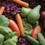Consejos para compostar y reciclar restos de cocina en jardinería sostenible