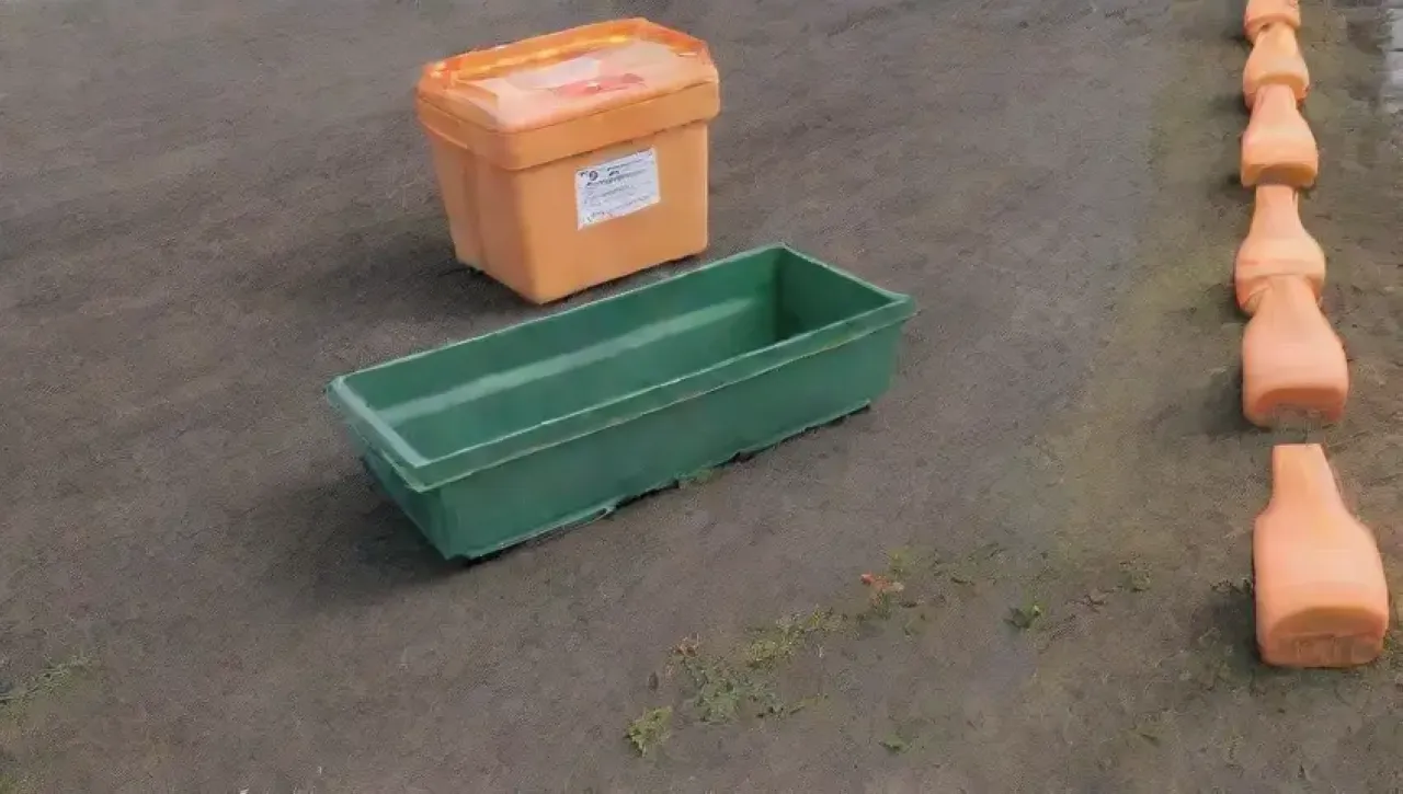 Campos verdes bajo un cielo azul con tractores, trabajadores en chalecos naranjas y herramientas listas