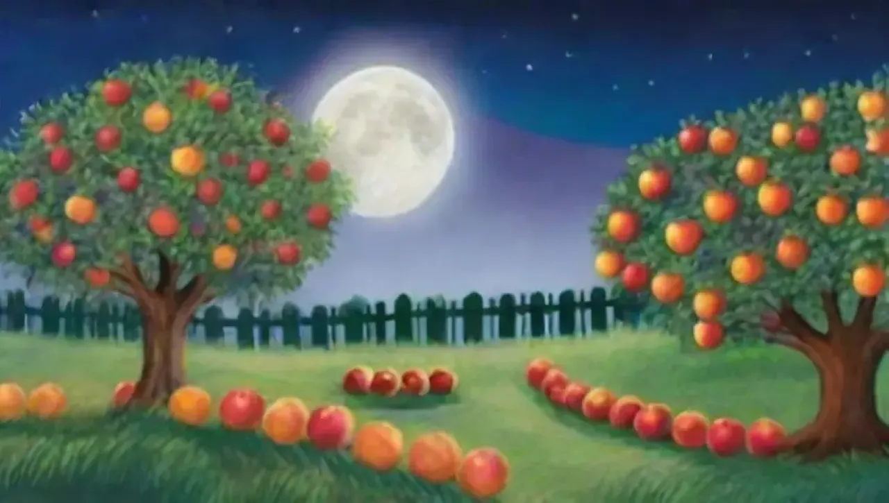 Una noche serena con luna llena ilumina huertos frutales en armonía con la naturaleza