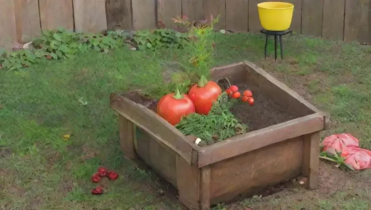 Un jardín vibrante y acogedor lleno de compost, vegetales, flores y niños jugando