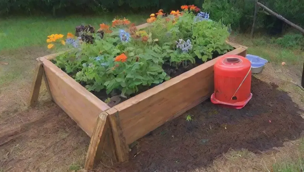 Un vibrante compostero con tierra rica, restos de vegetales, mariposas coloridas y un cielo azul