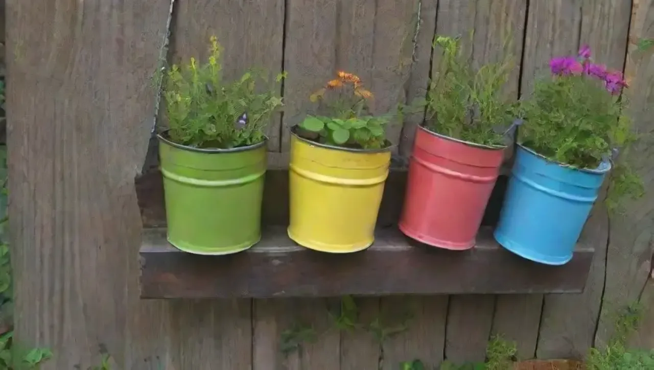 Un jardín vibrante y colorido lleno de flores, texturas rústicas y un ambiente acogedor