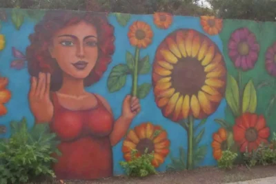 Murales vibrantes y arte comunitario en armonía con la naturaleza