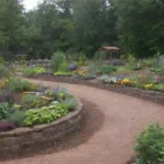 Jardines coloridos y accesibles con elementos interactivos y educativos