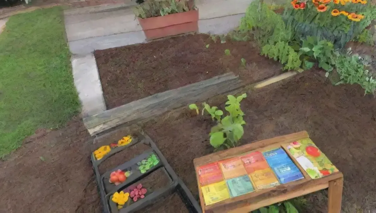 Un jardín vibrante y productivo lleno de vida y cosechas
