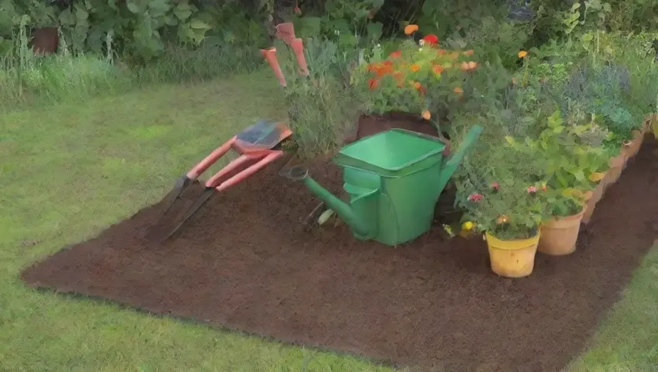 Un jardín vibrante con herramientas ordenadas, flores coloridas y un ambiente acogedor