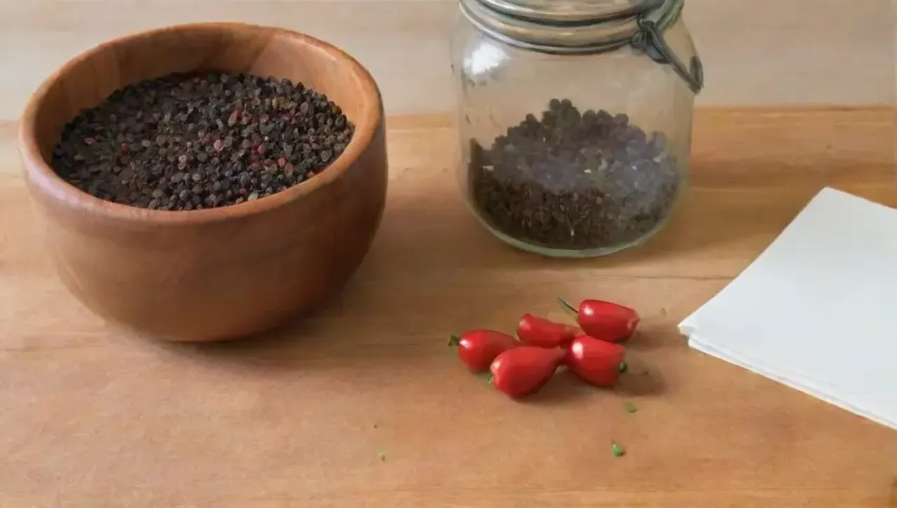 Un ambiente de cocina acogedor con especias, hierbas frescas y utensilios rústicos
