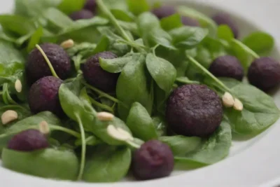 Verdes vibrantes y plantas comestibles innovan la gastronomía gourmet