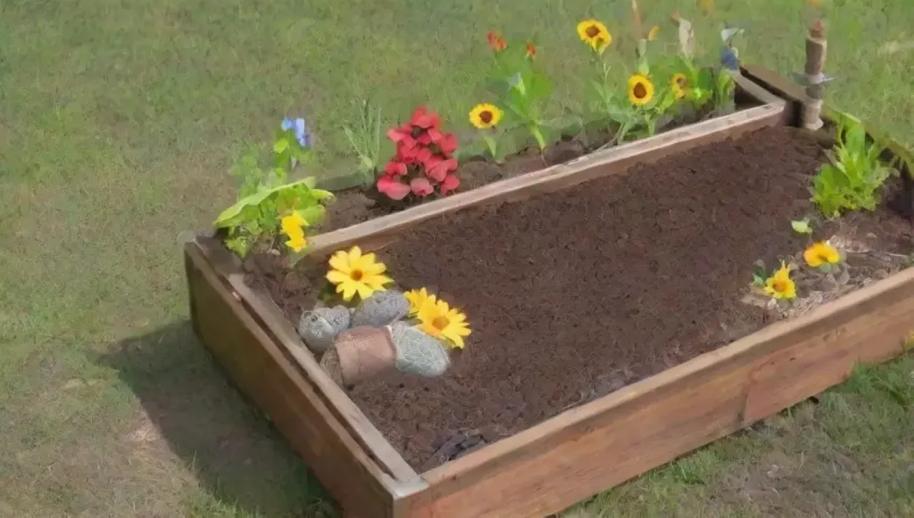 Un jardín vibrante y lleno de vida con compost, flores y aromas naturales