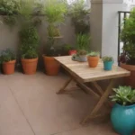 Diseños creativos de balcones con plantas vibrantes y espacios acogedores