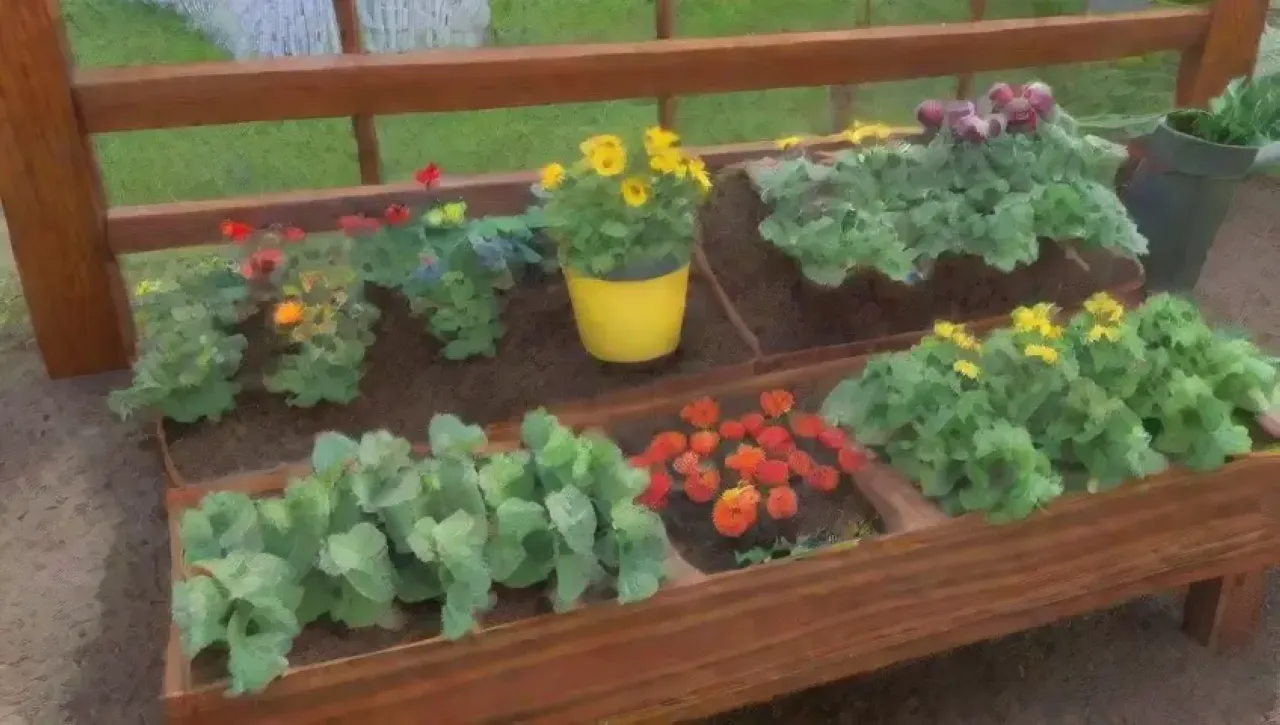 Un jardín vibrante y ordenado lleno de vegetales, flores y herramientas de jardinería